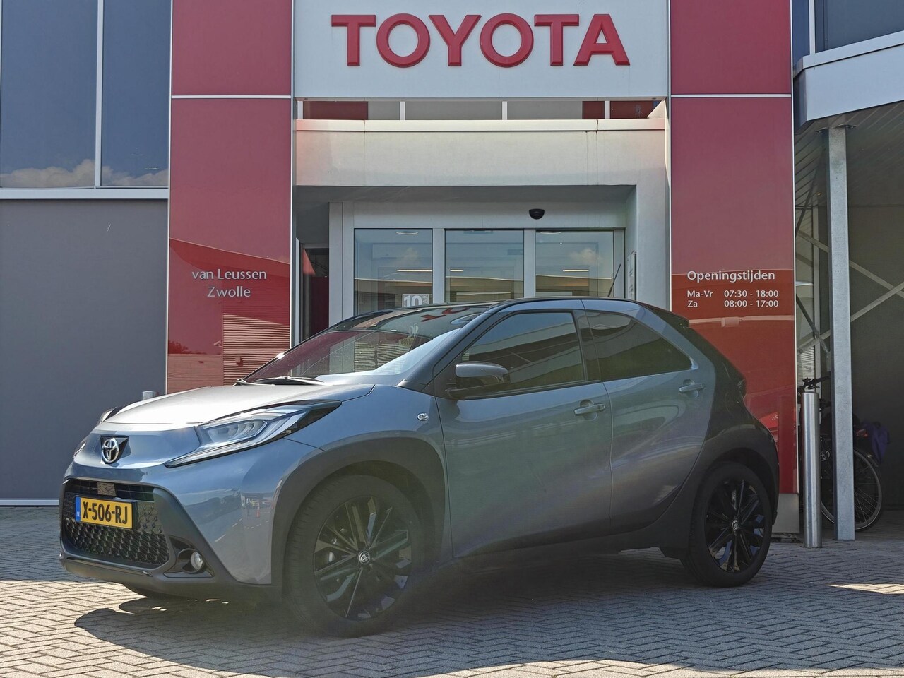 Toyota Aygo X - PREMIUM TREKHAAK NAVI STOELVERW LEDER APPLE/ANDROID PARKSENS KEYLESS 18" LM-VELGEN - AutoWereld.nl