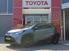 Toyota Aygo X - PREMIUM TREKHAAK NAVI STOELVERW LEDER APPLE/ANDROID PARKSENS KEYLESS 18" LM-VELGEN