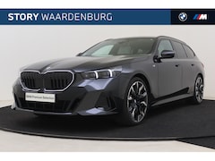 BMW 5-serie Touring - 520d xDrive M Sport Automaat / Panoramadak / Trekhaak / Bowers & Wilkins / Adaptief onders