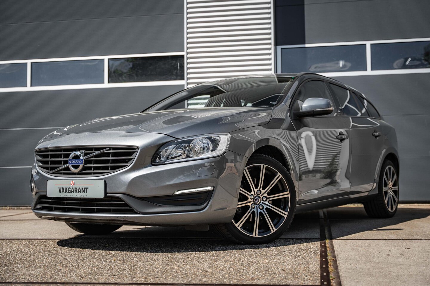 Volvo V60 - 1.5 T3 Momentum |Stoelverwarming V+A |Stuurverw. - AutoWereld.nl