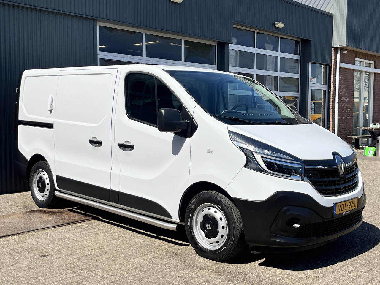 Renault Trafic - 1.6 dCi 95 L1H1 2x Schuifdeur Kastinrichting Airco Cruise controle Kastinrichting 3-Persoo - AutoWereld.nl