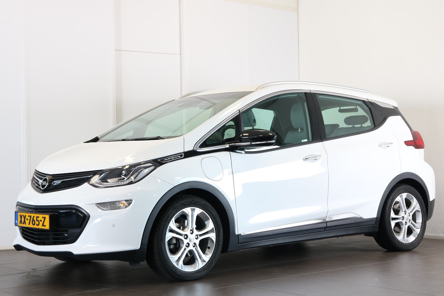 Opel Ampera-e - Business executive 60 kWh 204 | Camera | Voorstoelen verwarmd | Stuur verw. | Xenon | Park - AutoWereld.nl