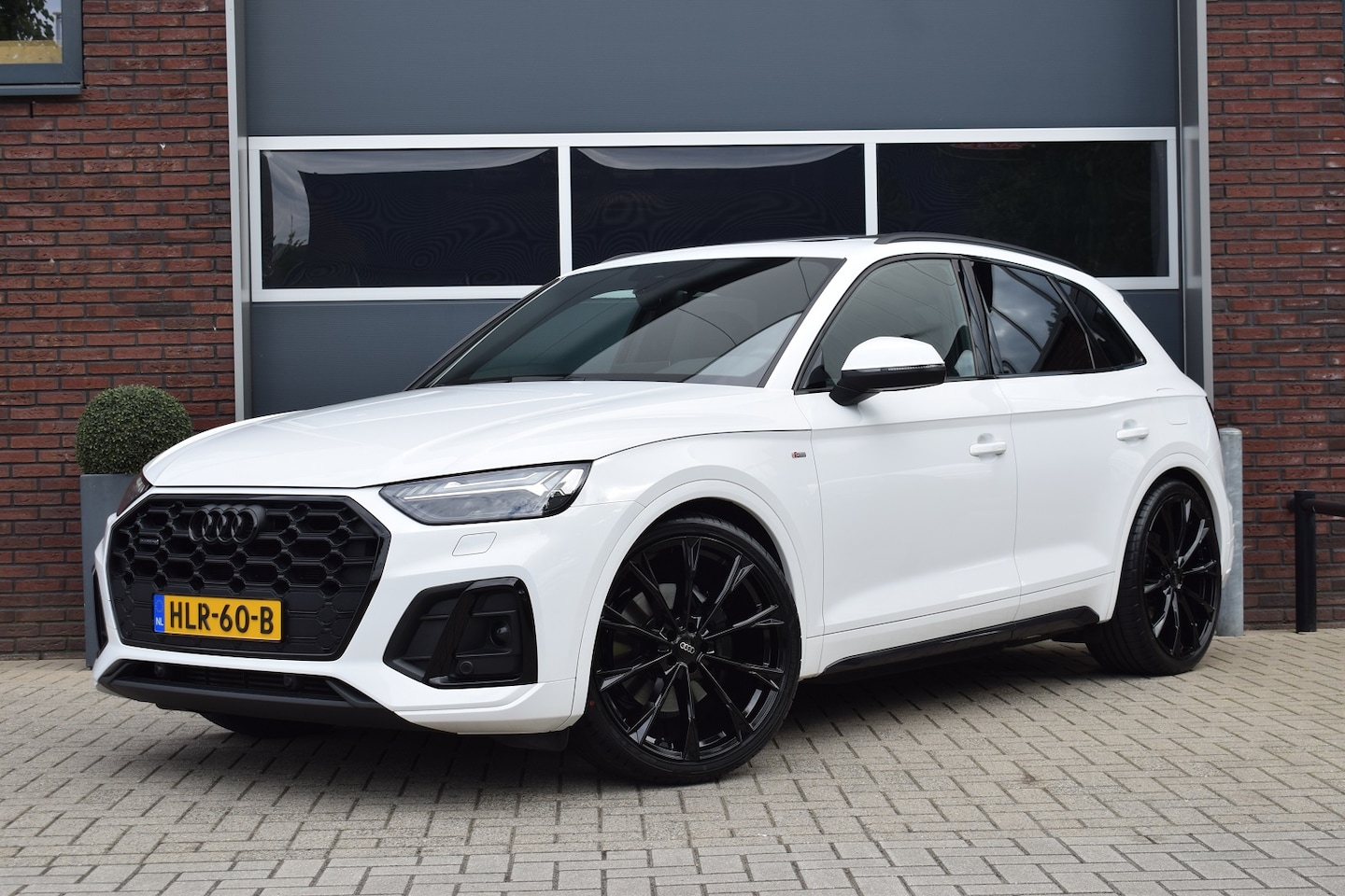 Audi Q5 - 50 TFSI e 299pk Quattro S-line | Luchtvering | 22" | Pano | Trekhaak - AutoWereld.nl