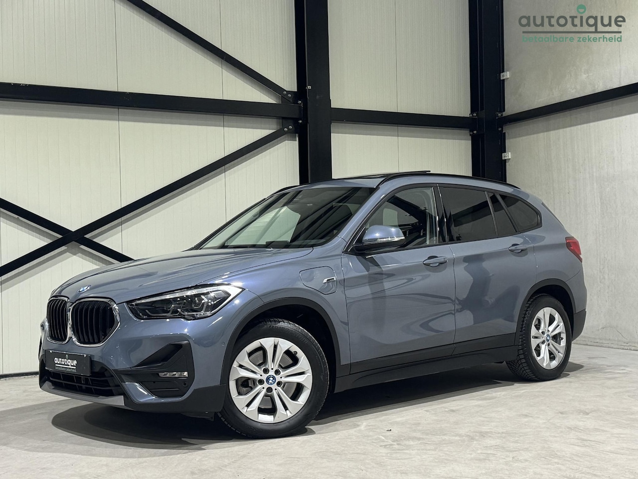 BMW X1 - xDrive25e Aut. | navi | hud | panorama | led | premium kleur | - AutoWereld.nl