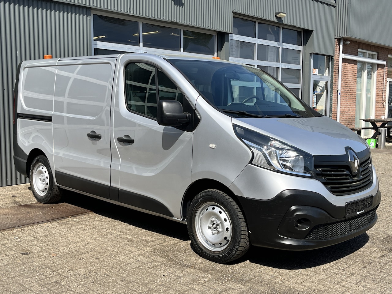Renault Trafic - 1.6 dCi L1H1 Airco Cruise controle Kastinrichting Omvormer 3-Persoons Telefoonverbinding P - AutoWereld.nl