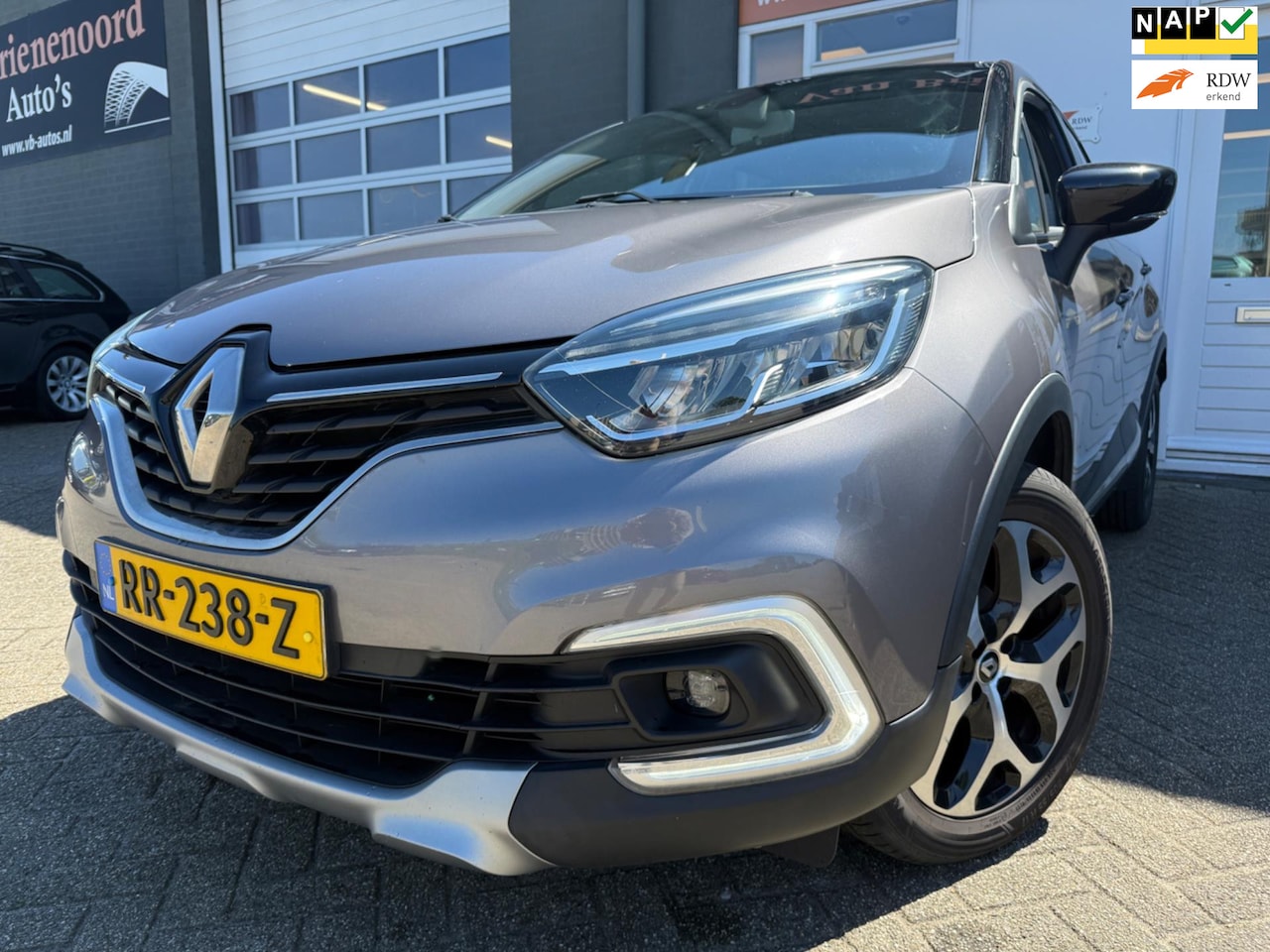 Renault Captur - 0.9 TCe Intens met parkeersensoren en trekhaak en navigatie en bluetooth telefoon en airco - AutoWereld.nl