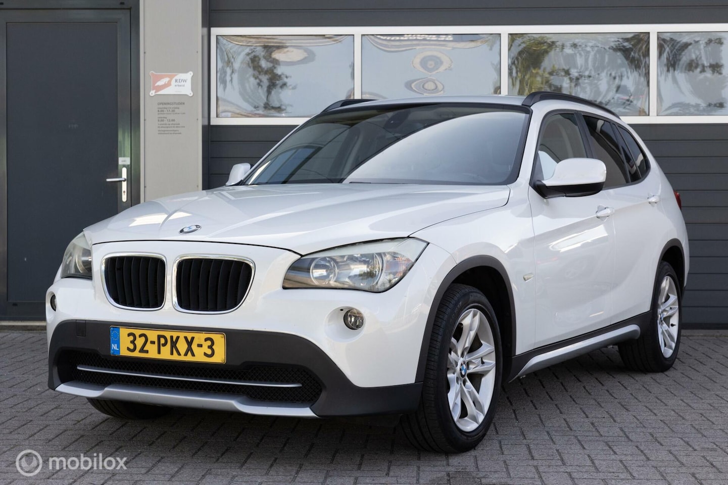 BMW X1 - sDrive18i Executive CRUISE NAVI LEDER PARELMOER WIT - AutoWereld.nl