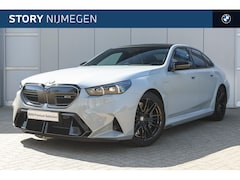 BMW M5 - 5 Serie Automaat / Panoramadak / Trekhaak / M Multifunctionele Stoelen / Bowers & Wilkins