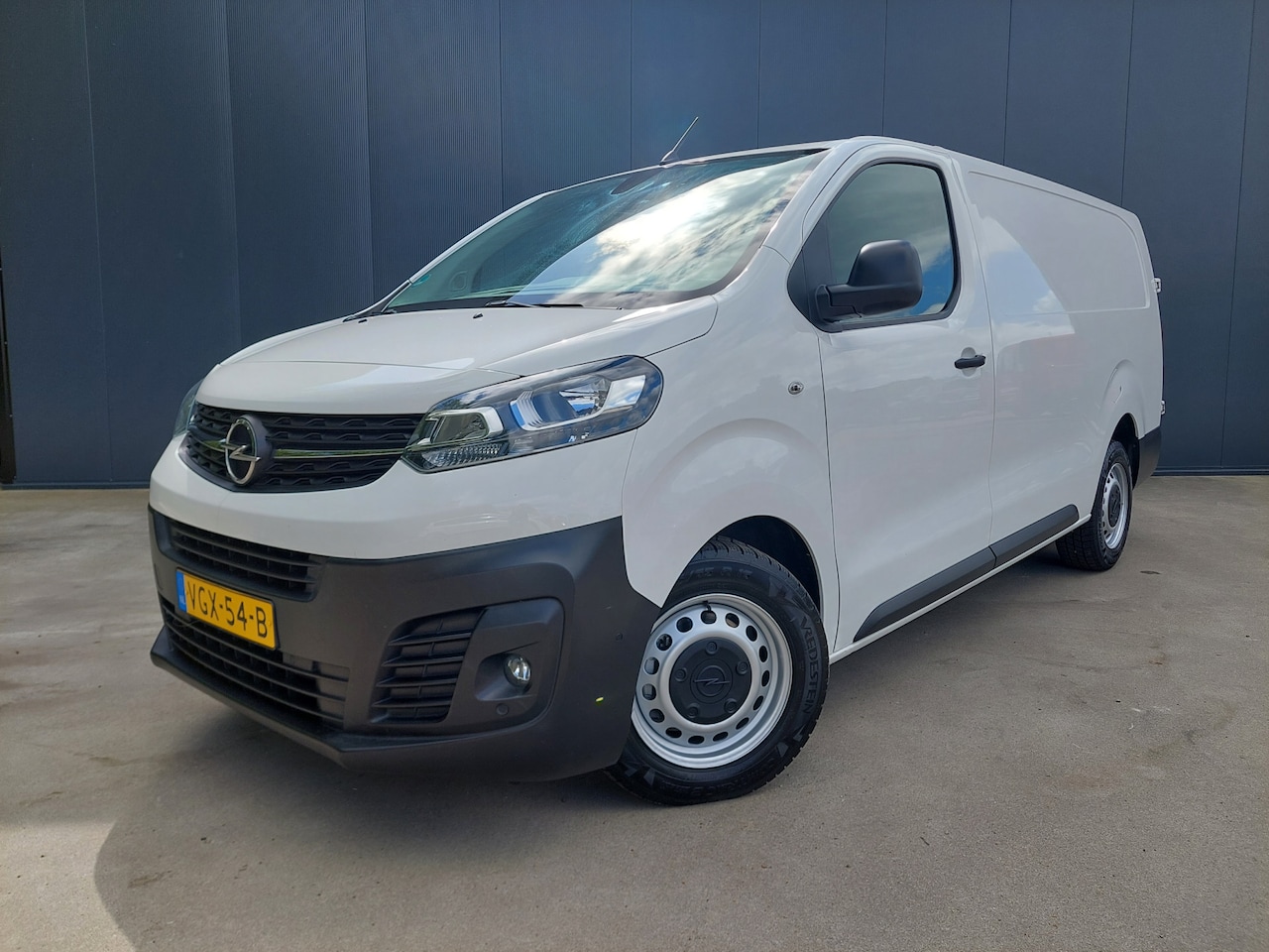 Opel Vivaro - 2.0 CDTI 123 PK L3 H1 1e EIGENAAR CAMERA HALF LEER NAVI CRUISE AIRCO TREKHAAK - AutoWereld.nl