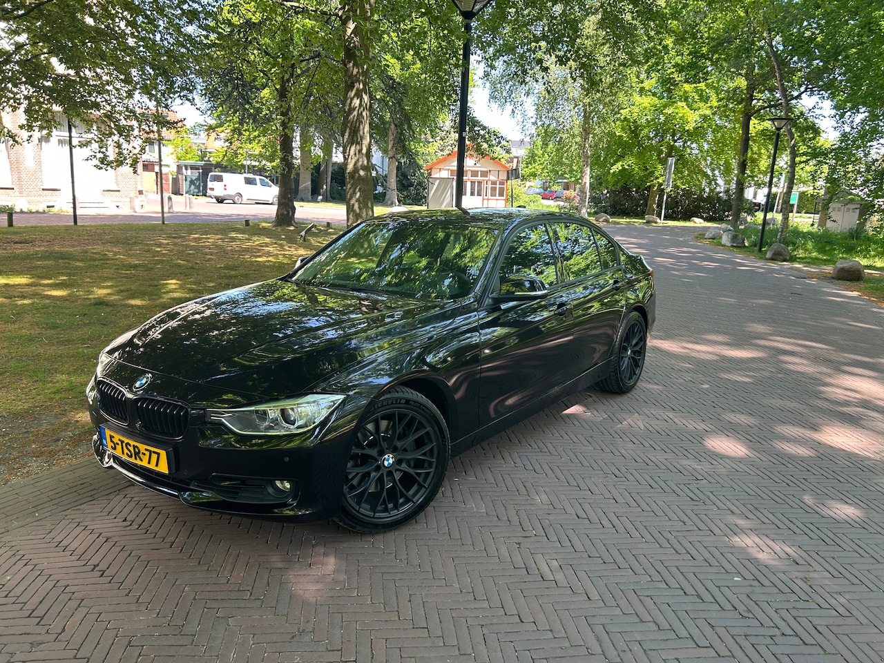 BMW 3-serie - 335i xDrive Met veel opties zoals af fabriek M performance kit, Akrapovic uitlaat en head up display - AutoWereld.nl