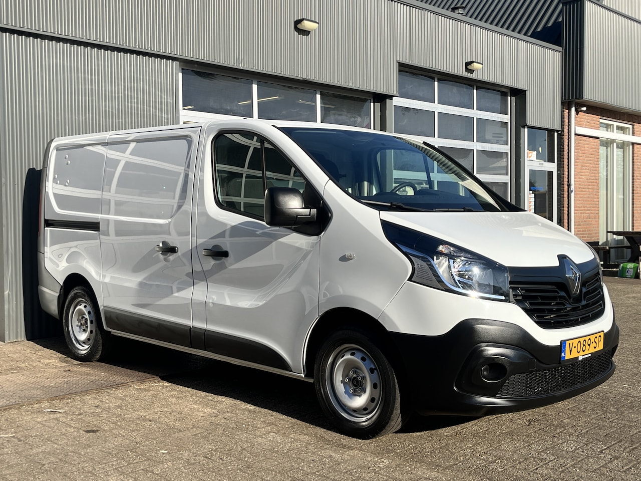 Renault Trafic - 1.6 dCi L1H1 122pk Airco Cruise control Kastinrichting Trekhaak 2000kg trekgewicht Bluetoo - AutoWereld.nl