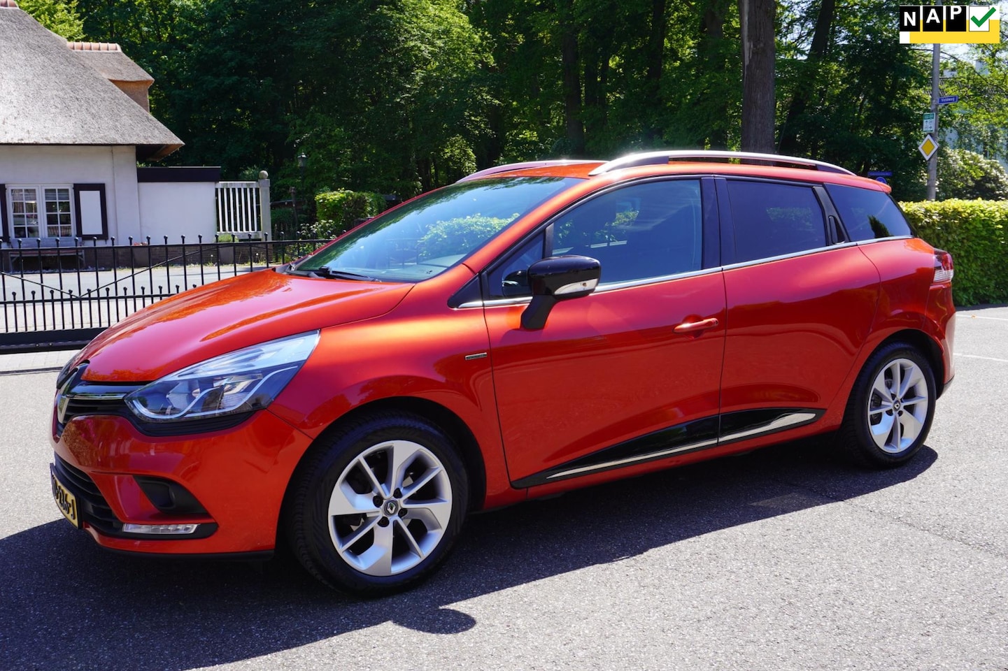 Renault Clio Estate - 0.9 TCe Limited Cruise Navi Airco Lm Velgen Trekhaak - AutoWereld.nl