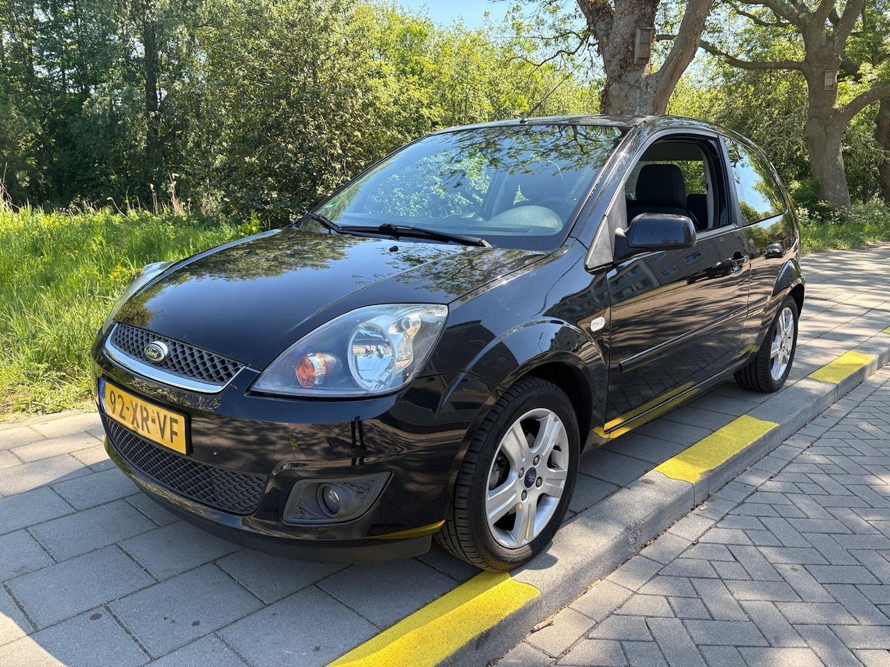 Ford Fiesta - 1.3-8V Futura- weinig Km-1e eig. - AutoWereld.nl
