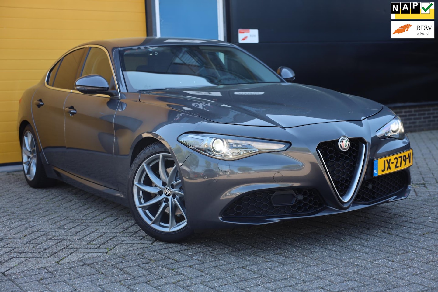 Alfa Romeo Giulia - 2.2 Super / TOPSTAAT / Dealer Onderhouden / 6 Bak / Navi / Camera / Cognac Leder / Xenon - AutoWereld.nl