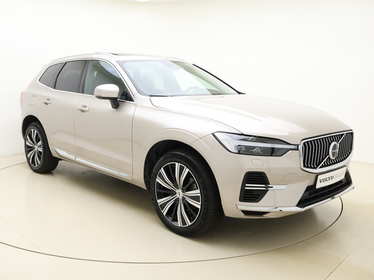 Volvo XC60 - T6 350pk AWD Core Bright / Panoramadak / Pilot Assist / Stoel/- en stuurverwarming / Trekh - AutoWereld.nl