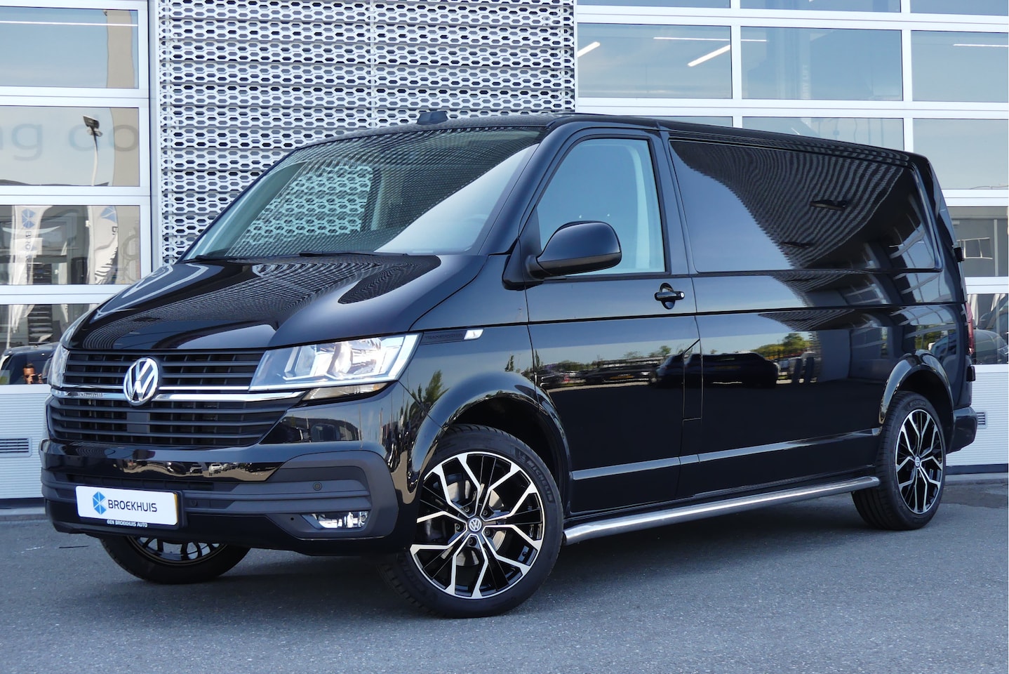 Volkswagen Transporter - | 2023 | DSG 150 pk | L2 | Trekhaak | 18" | Highline | Navigatie | Multistuur - AutoWereld.nl