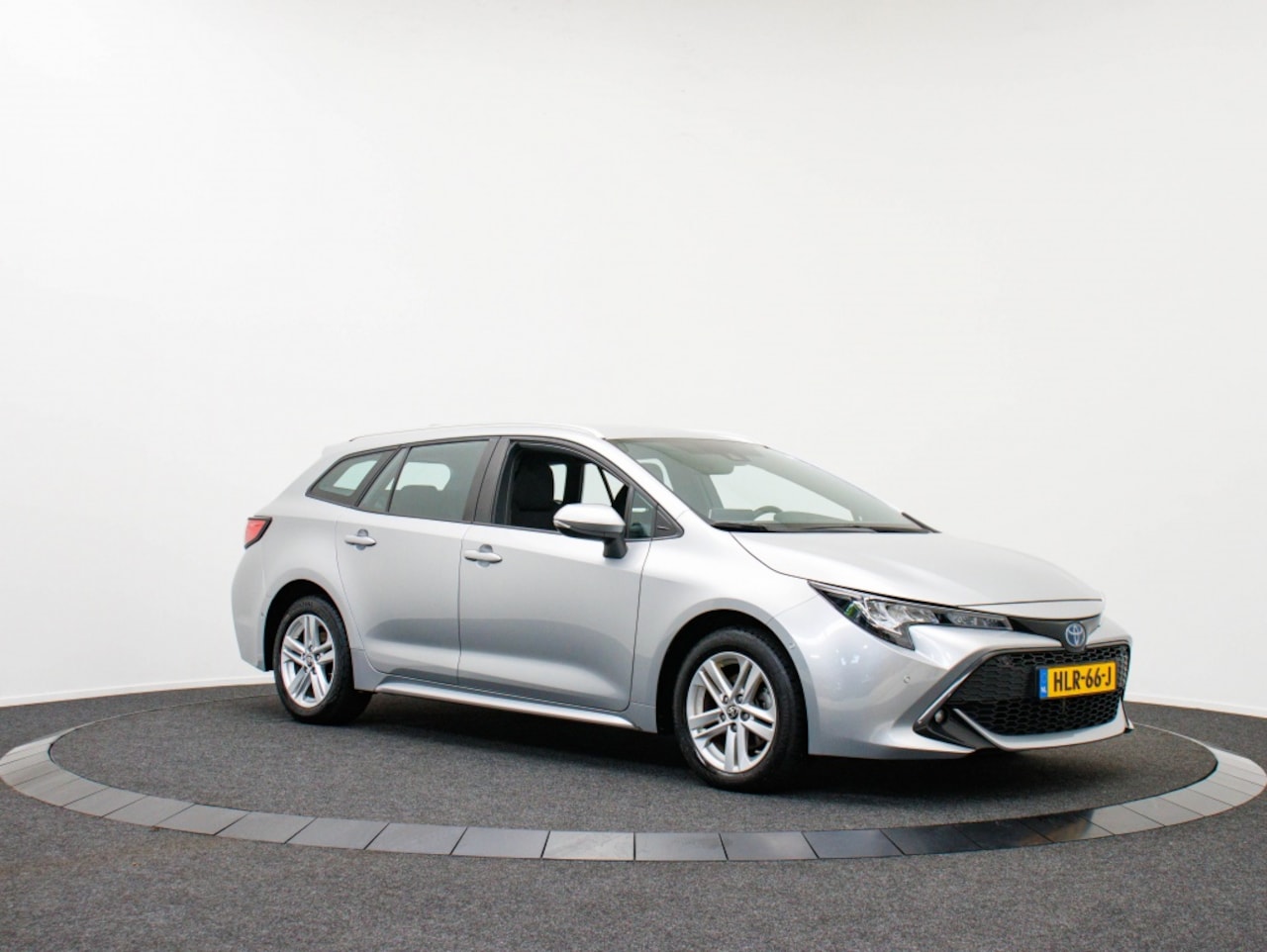 Toyota Corolla Touring Sports - 1.8 Hybrid Dynamic | Navigatie | Camera | Stoelverwarming - AutoWereld.nl
