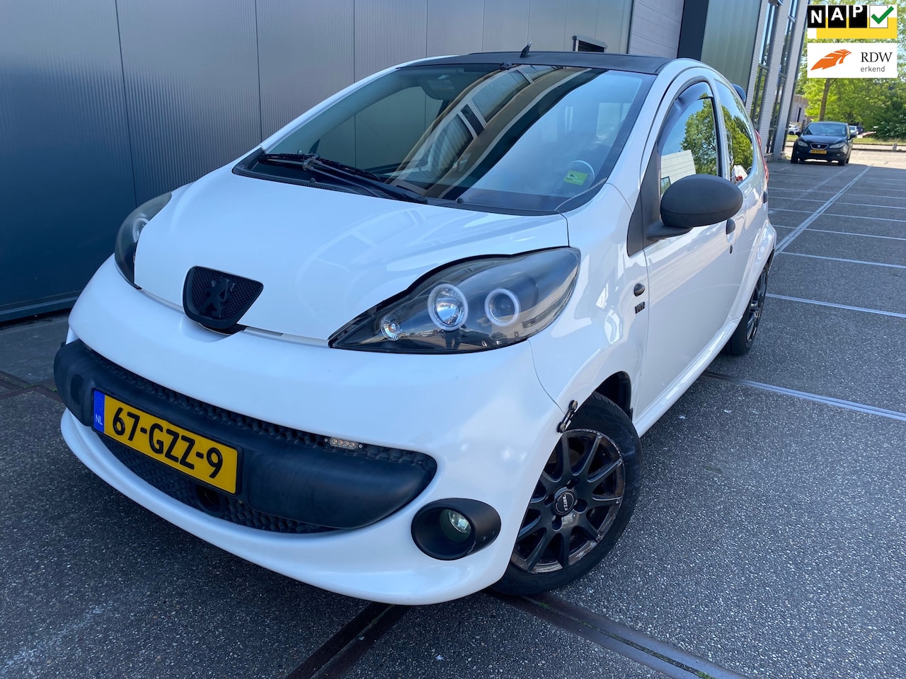 Peugeot 107 - 1.0-12V XR / APK / AIRCO / DAK / SPORT STOEL / VEEL OPTIES / 5DRS / RIJD EN SCHAKELT GOED! - AutoWereld.nl