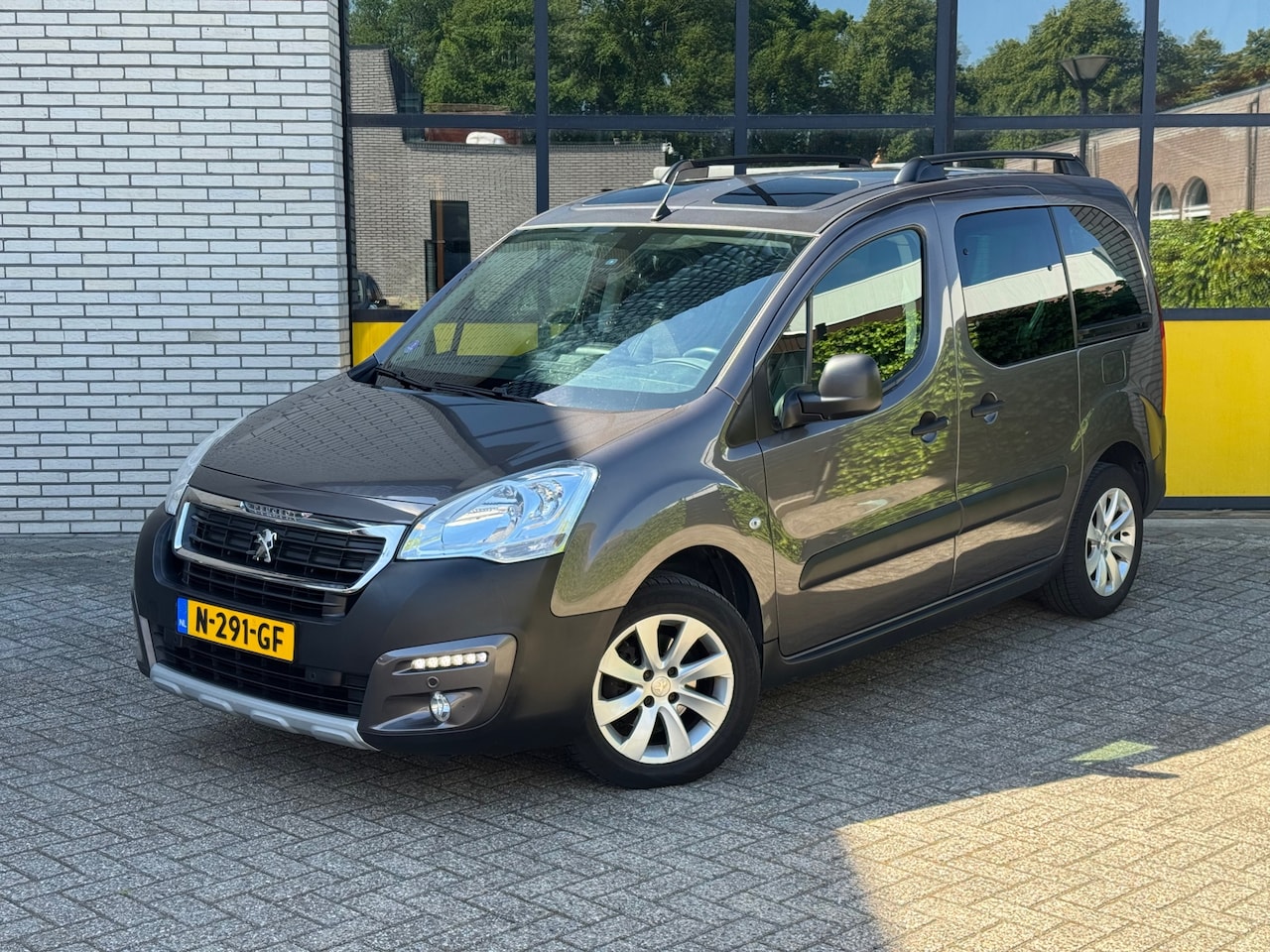 Peugeot Partner Tepee - Trekhaak, Camera, Panorama dak & Navi - AutoWereld.nl