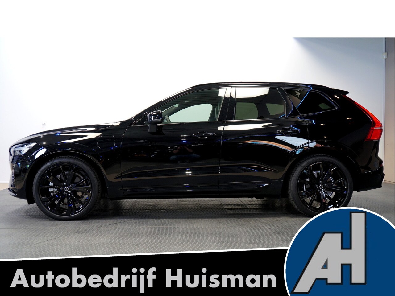 Volvo XC60 - 2.0 Recharge AWD 293kW/399pk Aut8 Plus Black Edition LUCHTVERING + PANORAMADAK + PILOT ASS - AutoWereld.nl