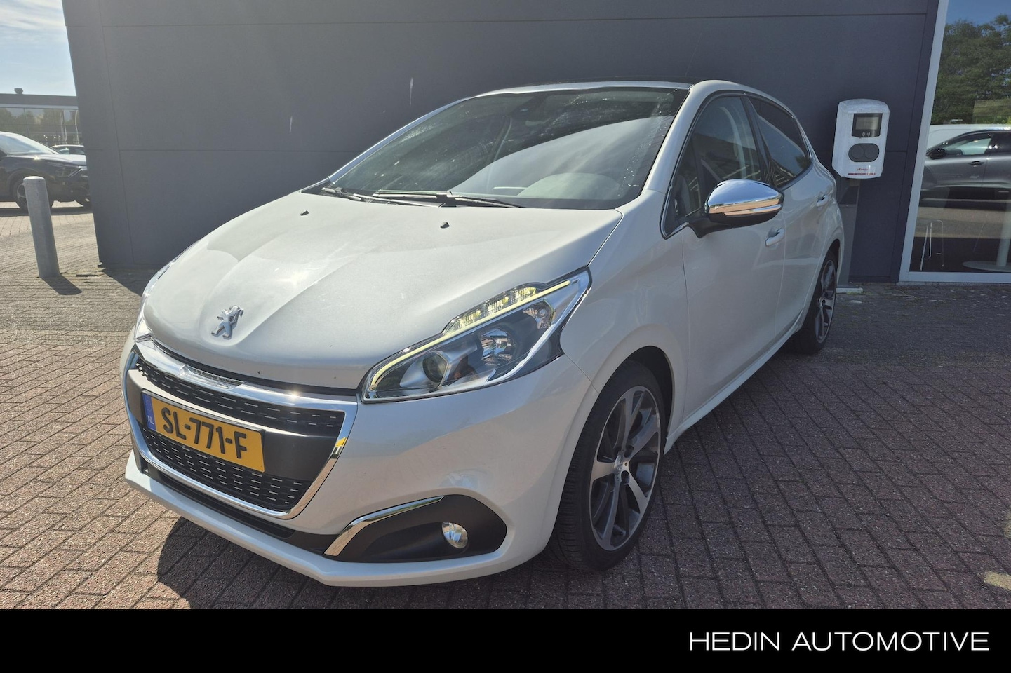 Peugeot 208 - 1.2 Allure Parelmoer Lak | Navigatie | Climate control | DAB+ | Camera | Cruise control | - AutoWereld.nl