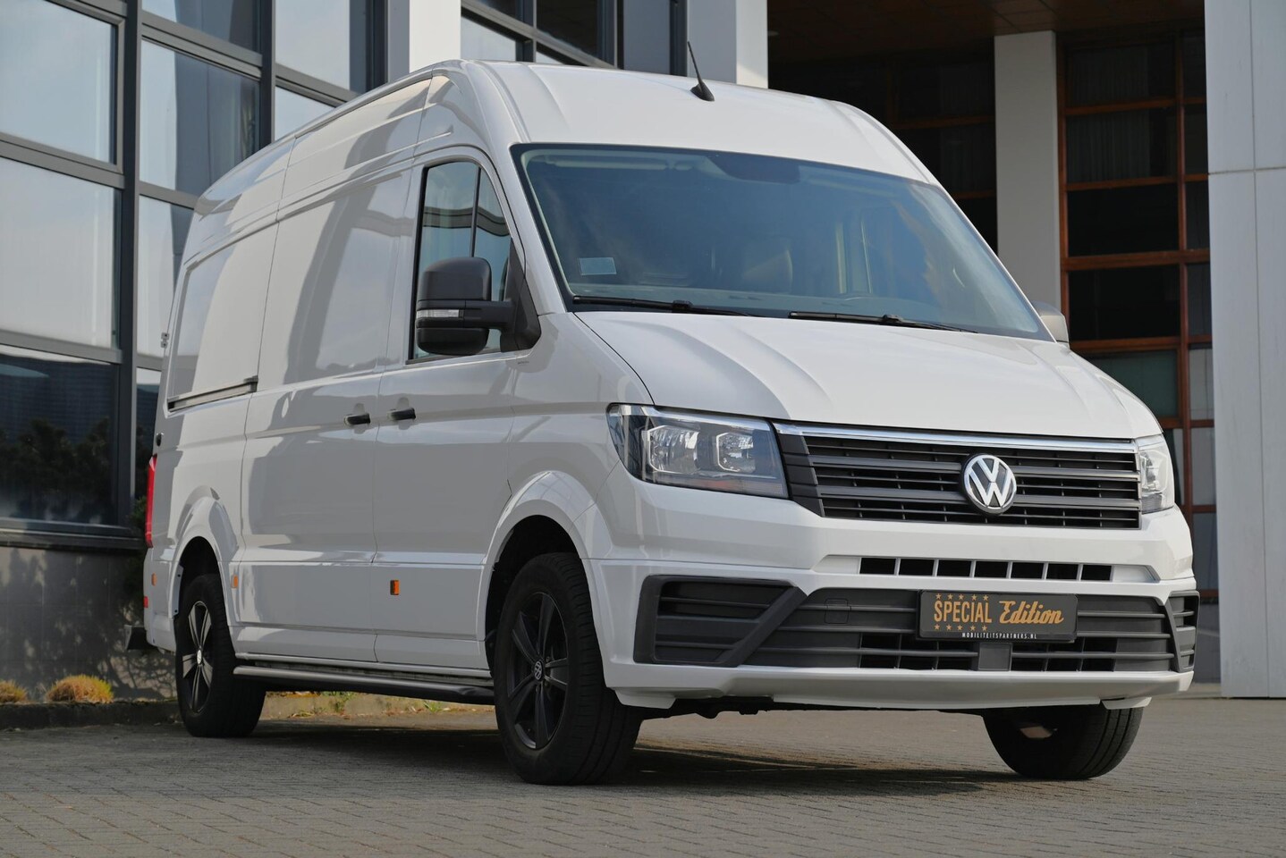 Volkswagen Crafter - 2.0 TDI L3H3 Special Edition 140pk | Special Edition | Betimmering | € 239 P.M. - AutoWereld.nl