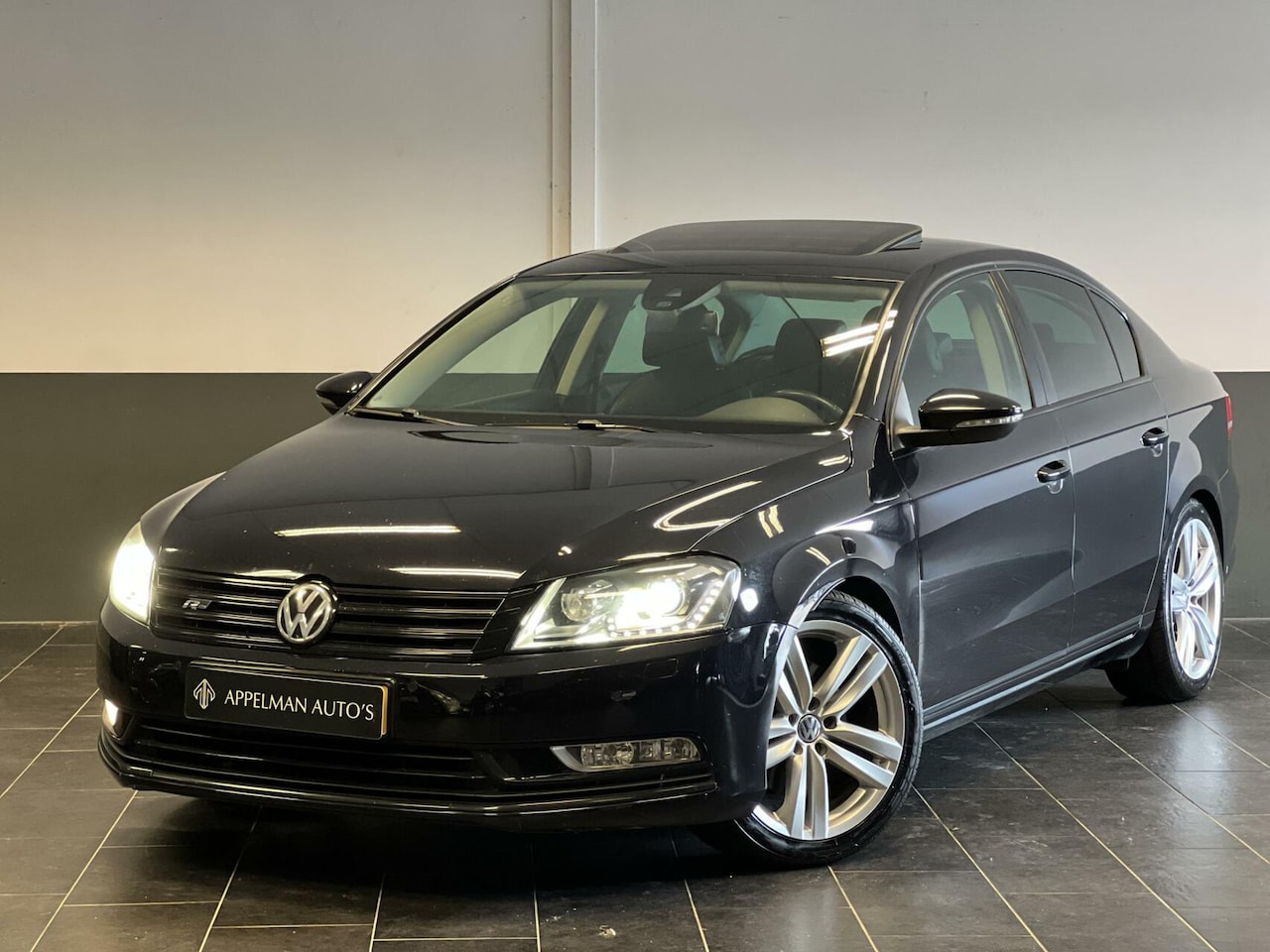 Volkswagen Passat - 2.0 TSI R-line | VOL | ACC | Stoelventilatie | Schuifdak | Camera | Dodehoek | - AutoWereld.nl