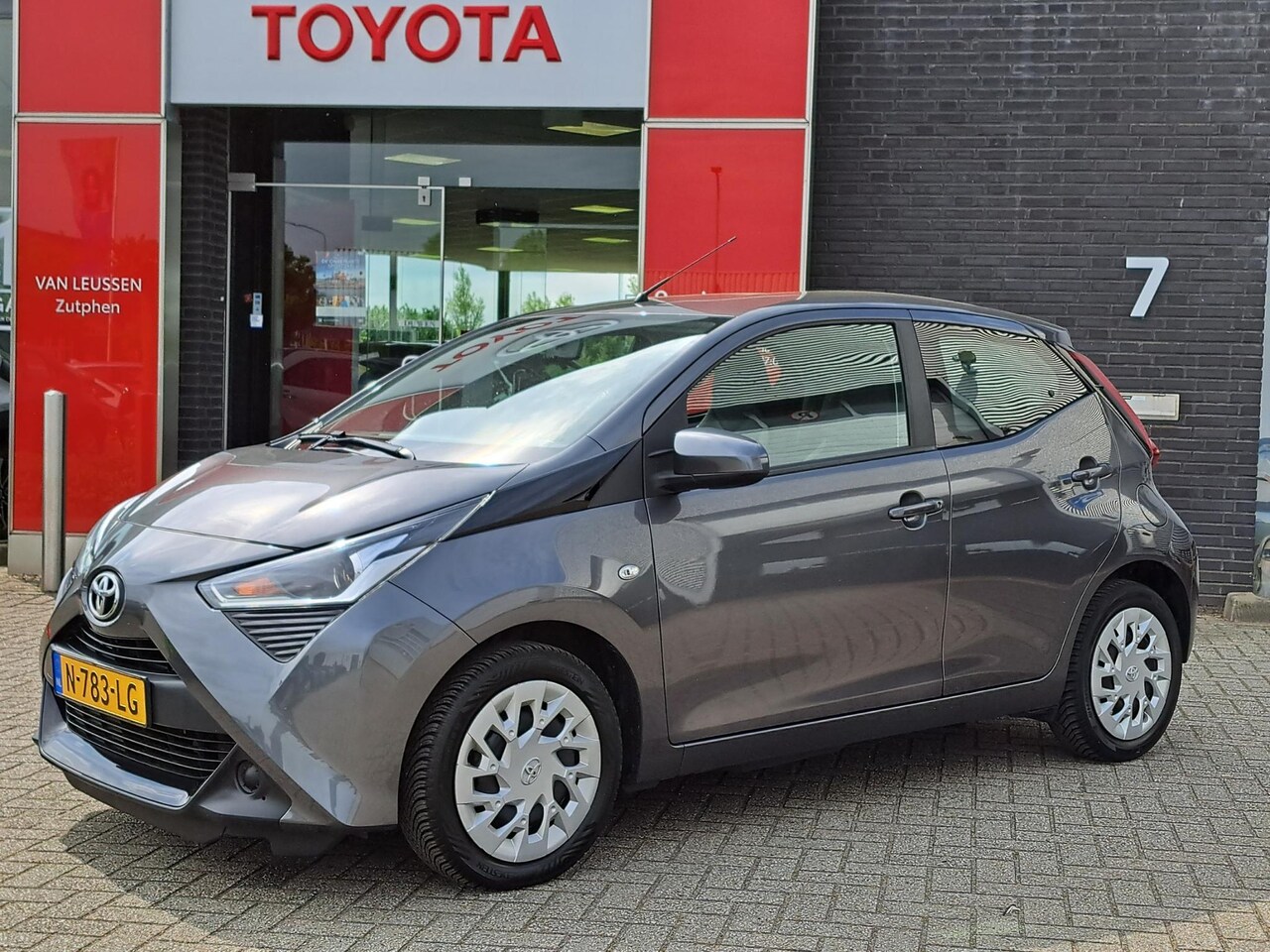 Toyota Aygo X - X-PLAY 5-DEURS PARKEERCAMERA METALLIC LED-DAGRIJ AIRCO AUDIO-STUURWIELBEDIENING - AutoWereld.nl
