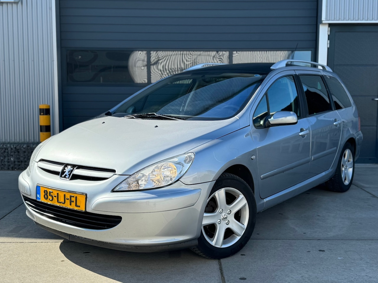 Peugeot 307 SW - 2.0 16V 7-zitter / AIRCO / TREKHAAK / 7-ZITS / NW APK - AutoWereld.nl