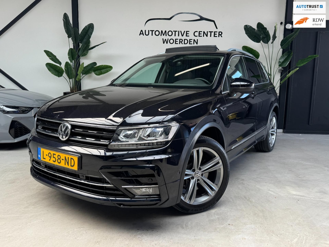 Volkswagen Tiguan - 2.0 TSI 4Motion R-Line PANO VIRTUAL CAM - AutoWereld.nl