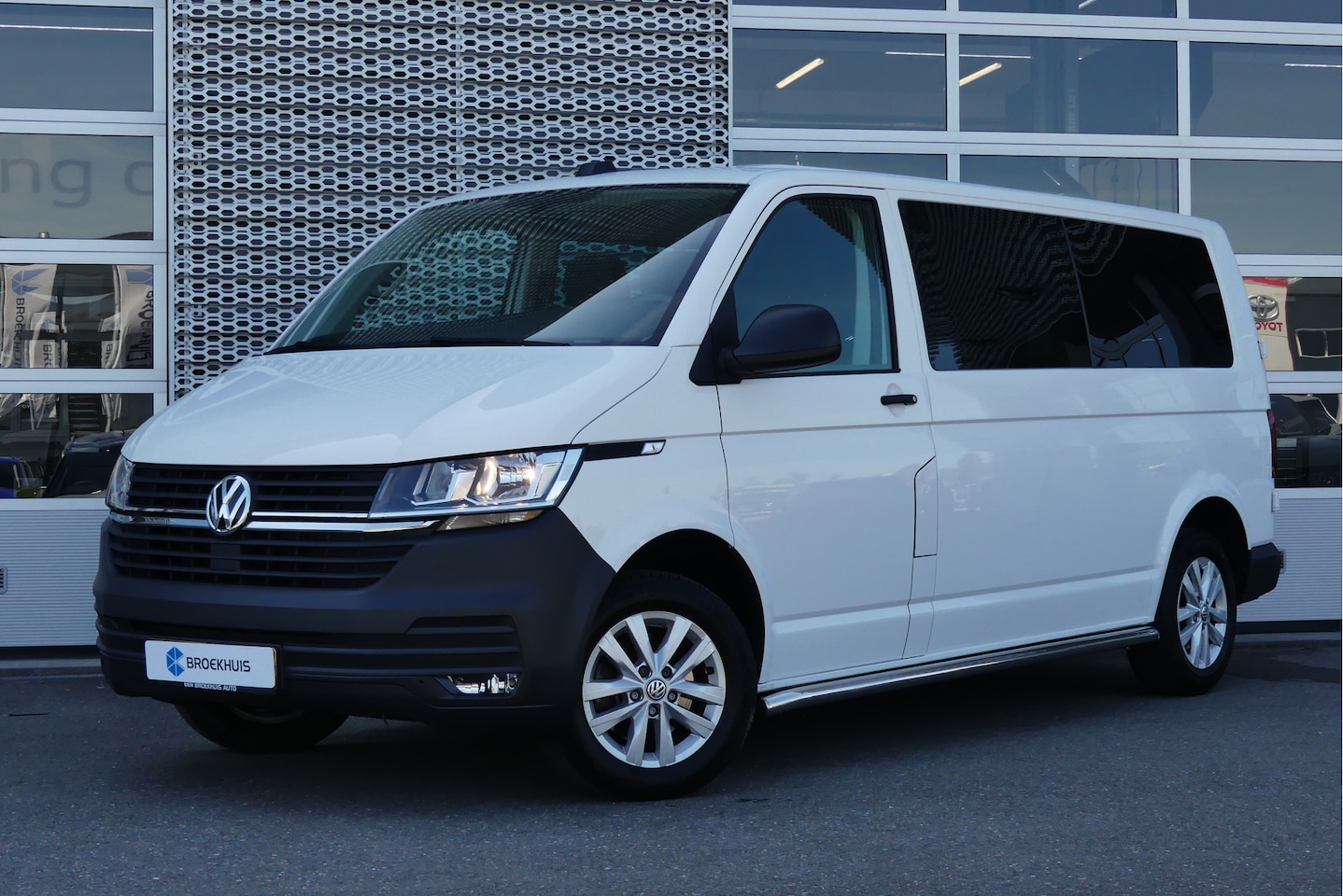Volkswagen Transporter - | 6 persoons | Dubbele Cabine | Comfort line | Navi By App | Trekhaak | App Connect - AutoWereld.nl