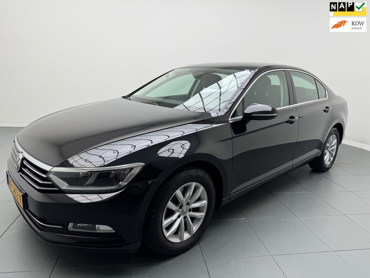 Volkswagen Passat - 1.6 TDI Highline 120 Pk Airco Navi Leder Camera Pdc 123 dkm Nap 1e Eig. - AutoWereld.nl