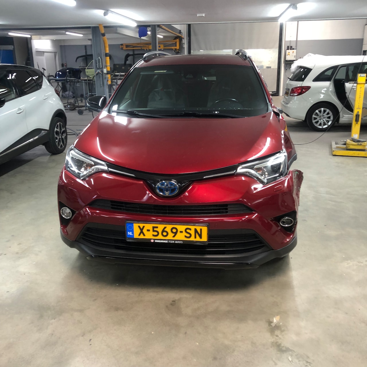 Toyota RAV4 - 2.5 Hybrid AWD Energy Let op, de auto is aan de linkerkant licht beschadigd - AutoWereld.nl