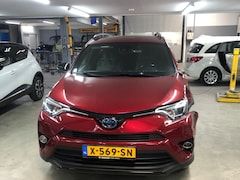 Toyota RAV4 - 2.5 Hybrid AWD Energy Let op, de auto is aan de linkerkant licht beschadigd