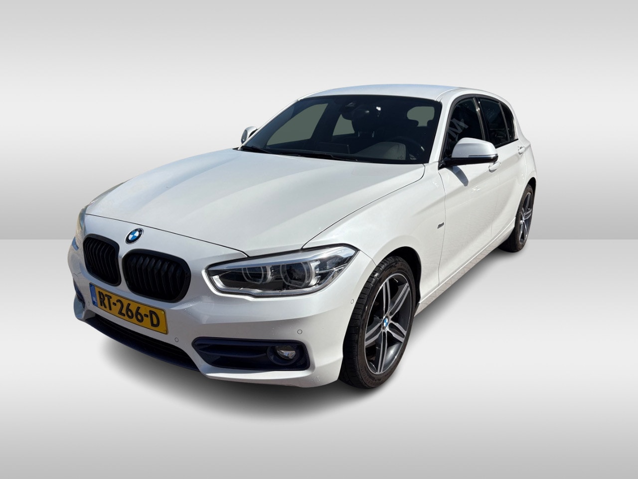 BMW 1-serie - 118i Corporate Lease High Exe. / Camera / Leder / Navigatie / 17'' / Keyless / Stuurverwar - AutoWereld.nl