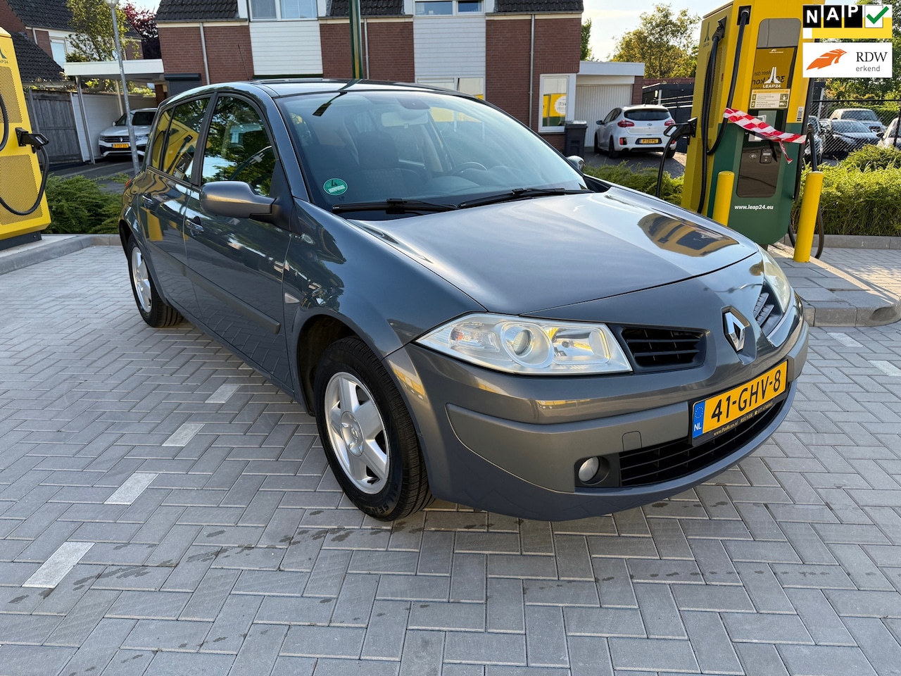 Renault Mégane - 1.6-16V Business Line **LAGEKM* DEALEROND** NETJES" - AutoWereld.nl