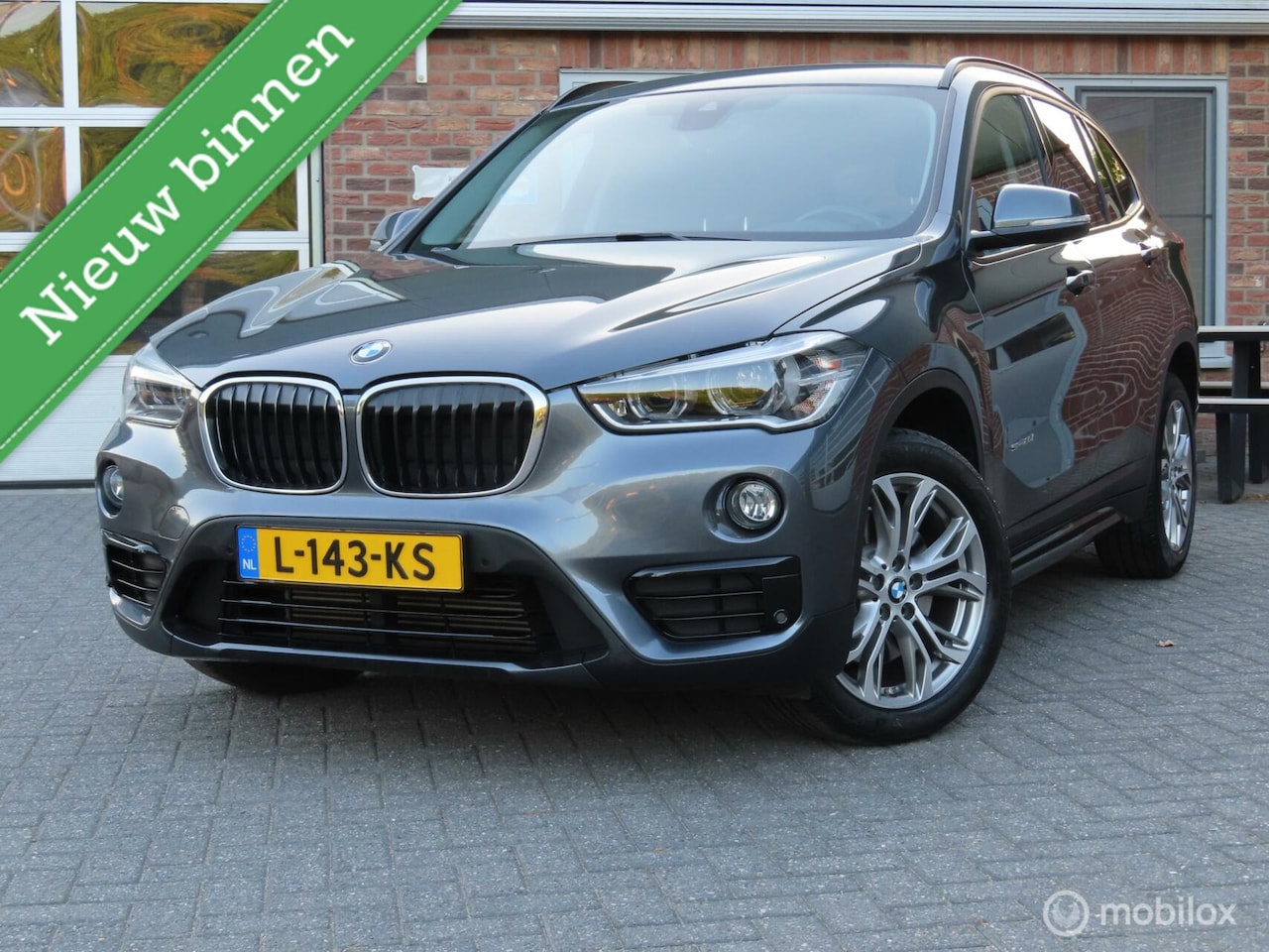 BMW X1 - sDrive20i High Executive/HUD/PDC V_A/18"/afneemb trkhk. - AutoWereld.nl