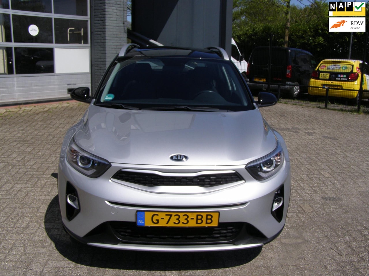 Kia Stonic - 1.0 T-GDi DynamicLine met cruise control en achter uitrij camera en navigatie en airco en - AutoWereld.nl
