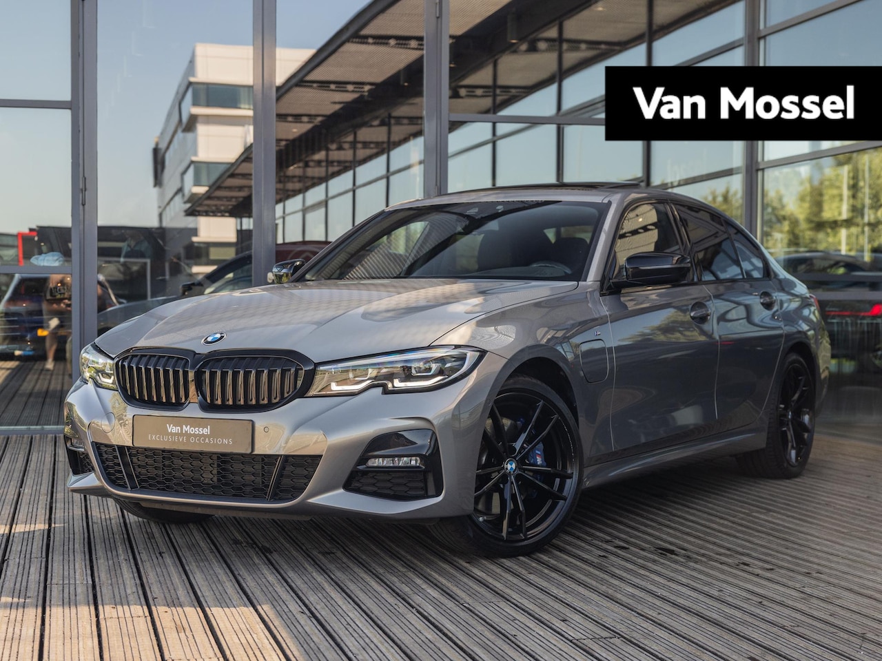 BMW 3-serie - 330e eDrive Edition | M-SPORT PAKKET | 19 INCH | M-SPOILER | OXIDGRAU | SCHUIF-KANTELDAK | - AutoWereld.nl