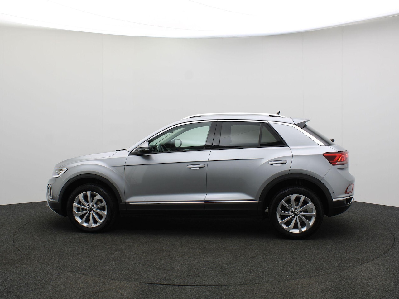 Volkswagen T-Roc - Style 1.5 TSI 150pk DSG Automaat Adaptive cruise control, Achteruitrijcamera, Parkeersenso - AutoWereld.nl