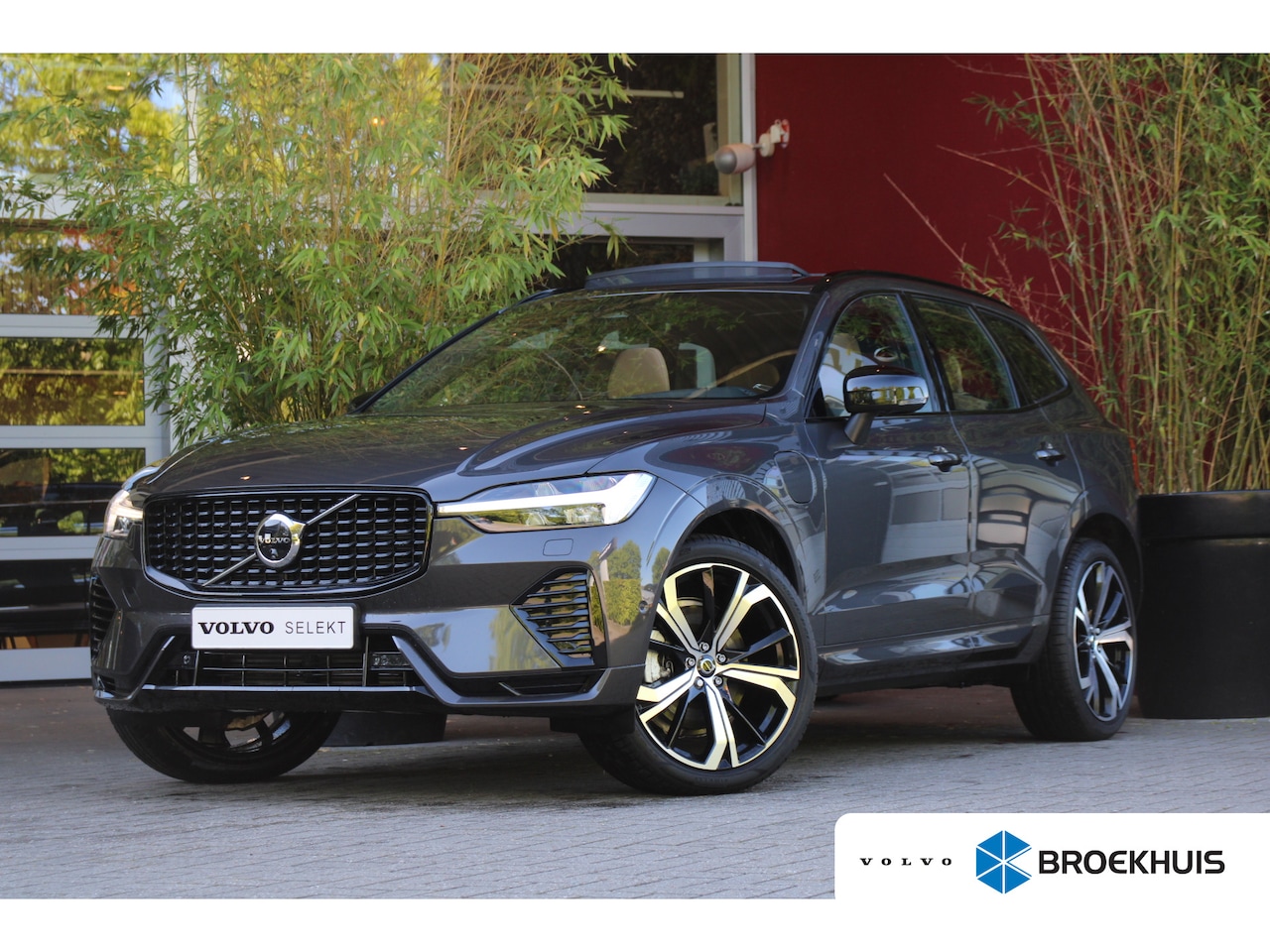Volvo XC60 - 2.0 T6 Plug-in hybrid AWD Plus Dark | Luchtvering | Stoelventilatie | Panoramadak | Trekha - AutoWereld.nl