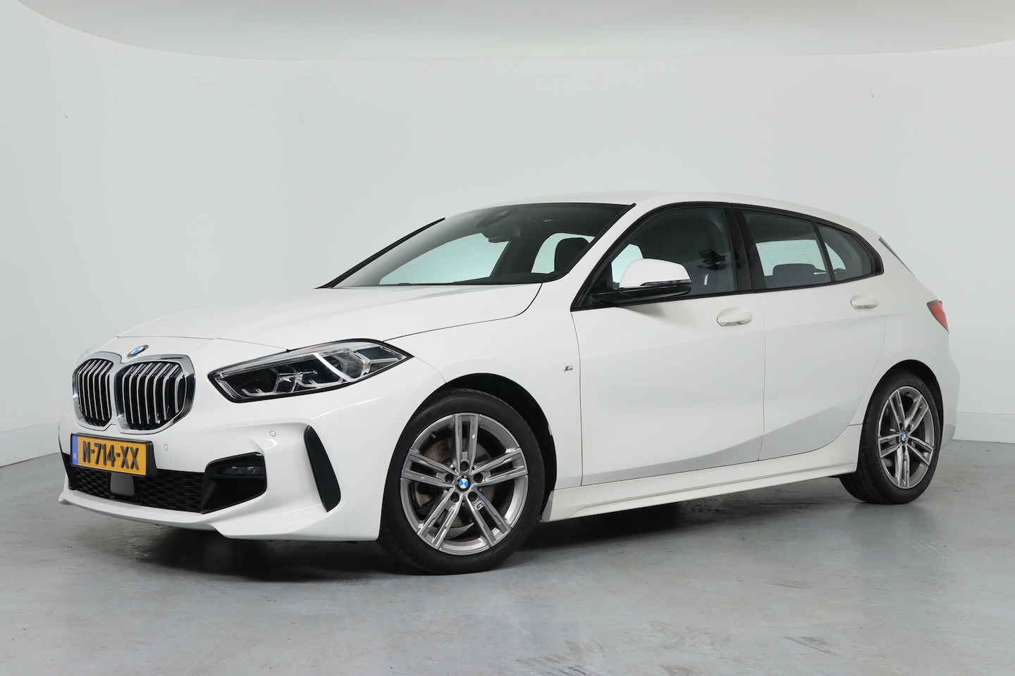 BMW 1-serie - 118i Business Edition M-Sport | Led | Climate Control | Parkeersensoren | Navigatie | Appl - AutoWereld.nl
