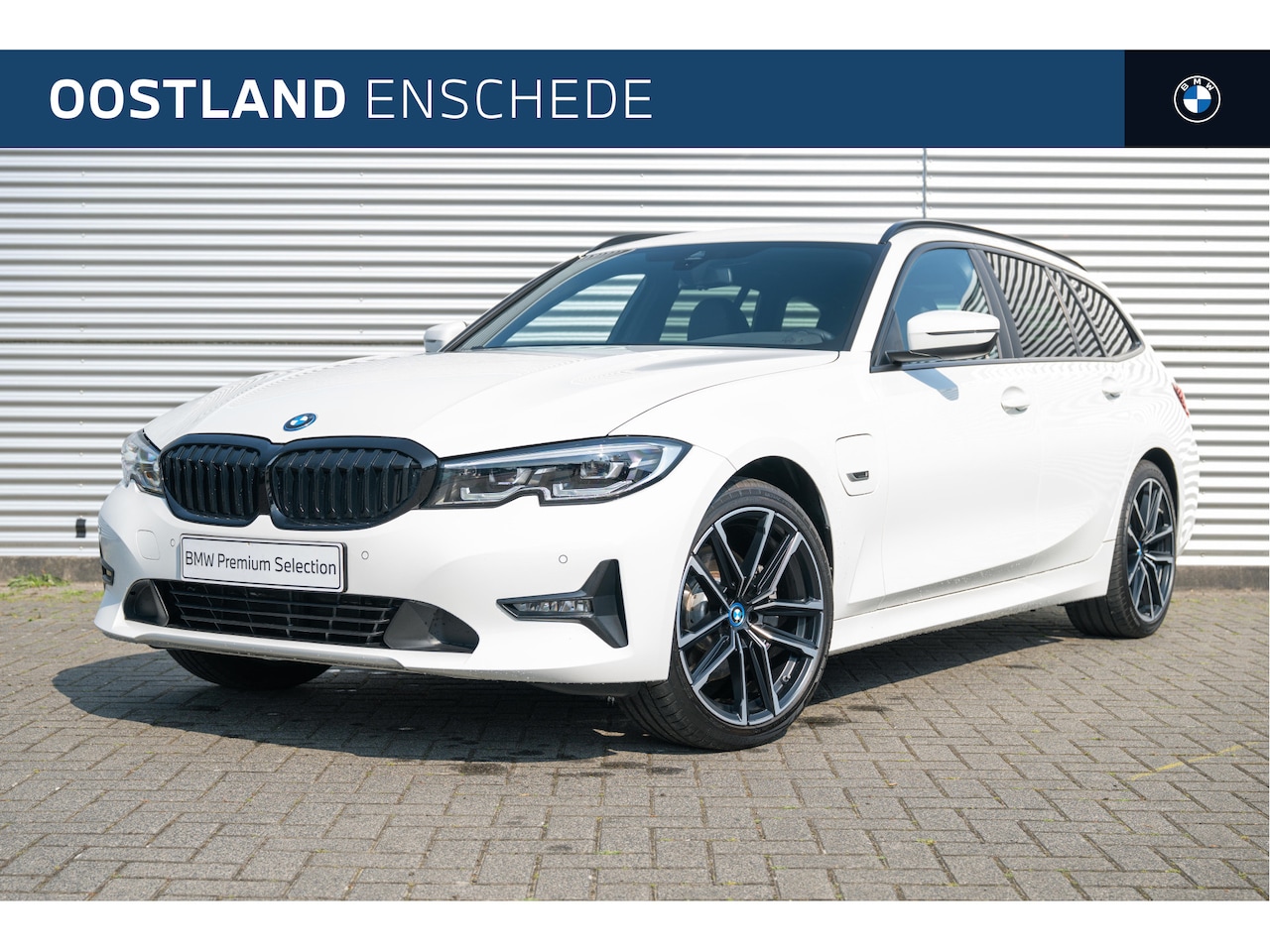 BMW 3-serie Touring - 320i M Sport Automaat / Panoramadak / Sportstoelen / Adaptieve LED / Live Cockpit Plus / M - AutoWereld.nl