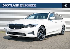 BMW 3-serie Touring - 320i M Sport Automaat / Panoramadak / Sportstoelen / Adaptieve LED / Live Cockpit Plus / M