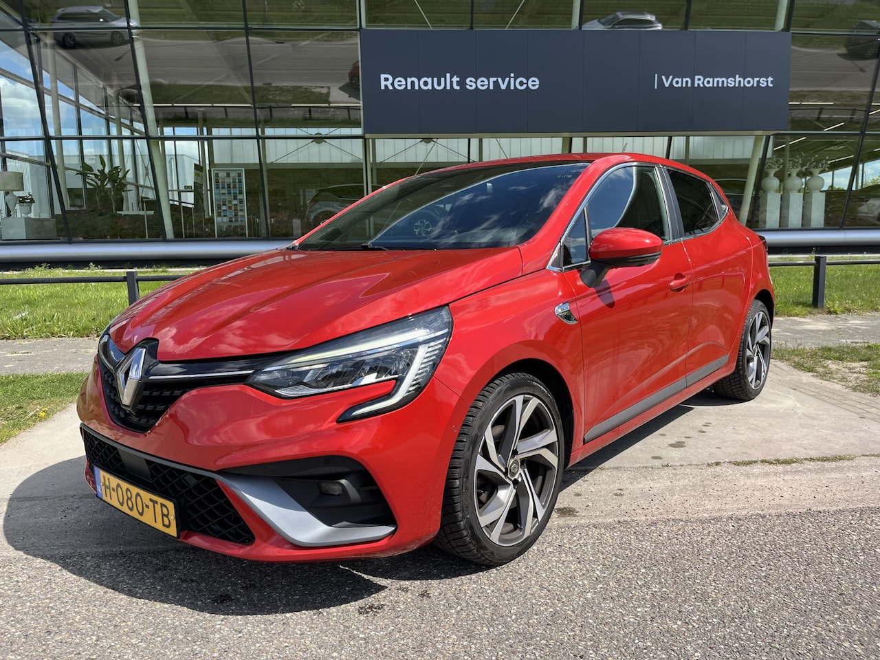 Renault Clio - 1.0 TCe R.S. Line / Dealer onderhouden / Camera 360' / Stoelverw. / PDC V+A / Zwarte Hemel - AutoWereld.nl