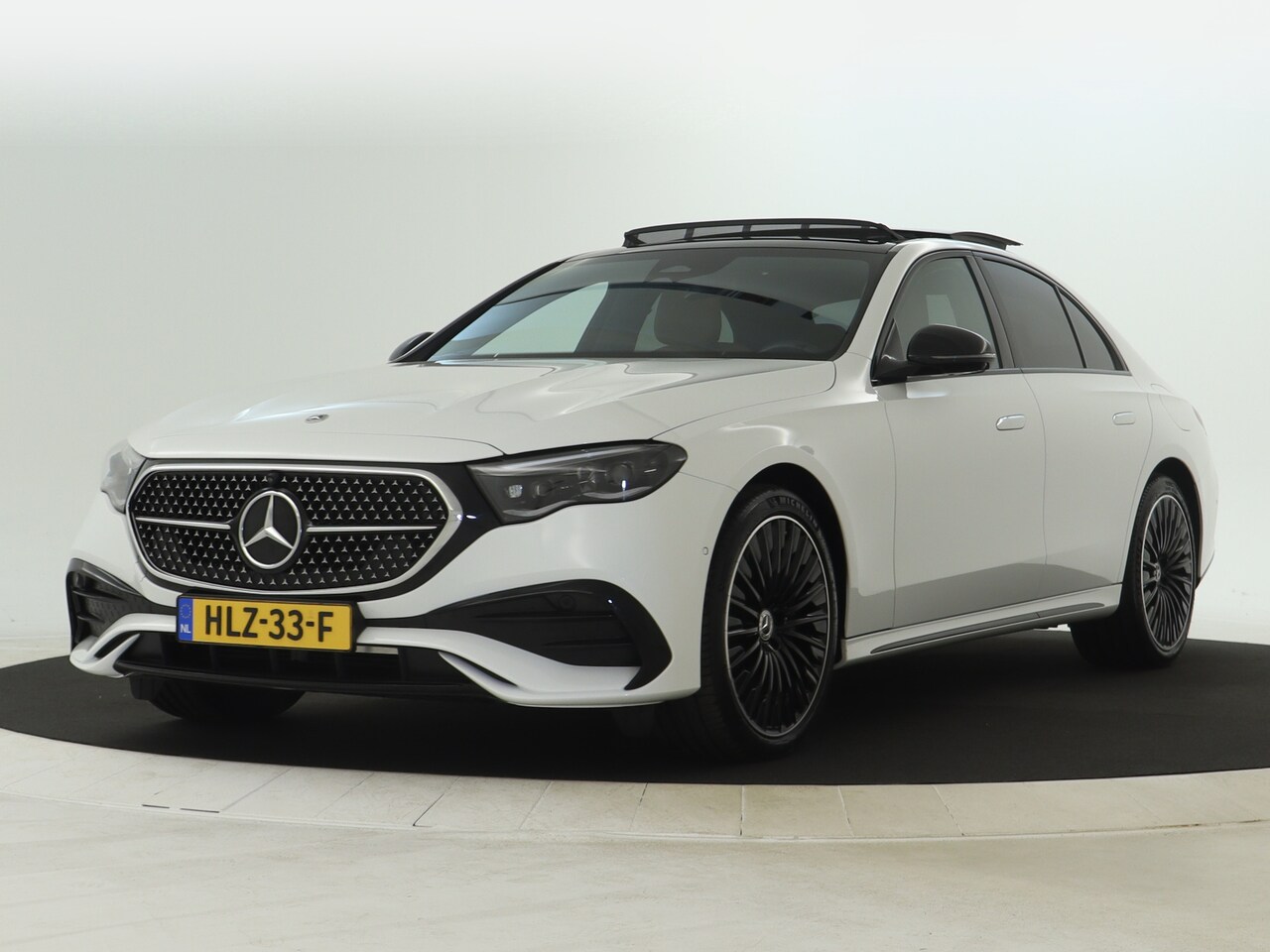 Mercedes-Benz E-klasse - 300 e AMG Line | Panoramadak | Burmerster Sound | Distronic | Keyless Go | Augmented Reali - AutoWereld.nl