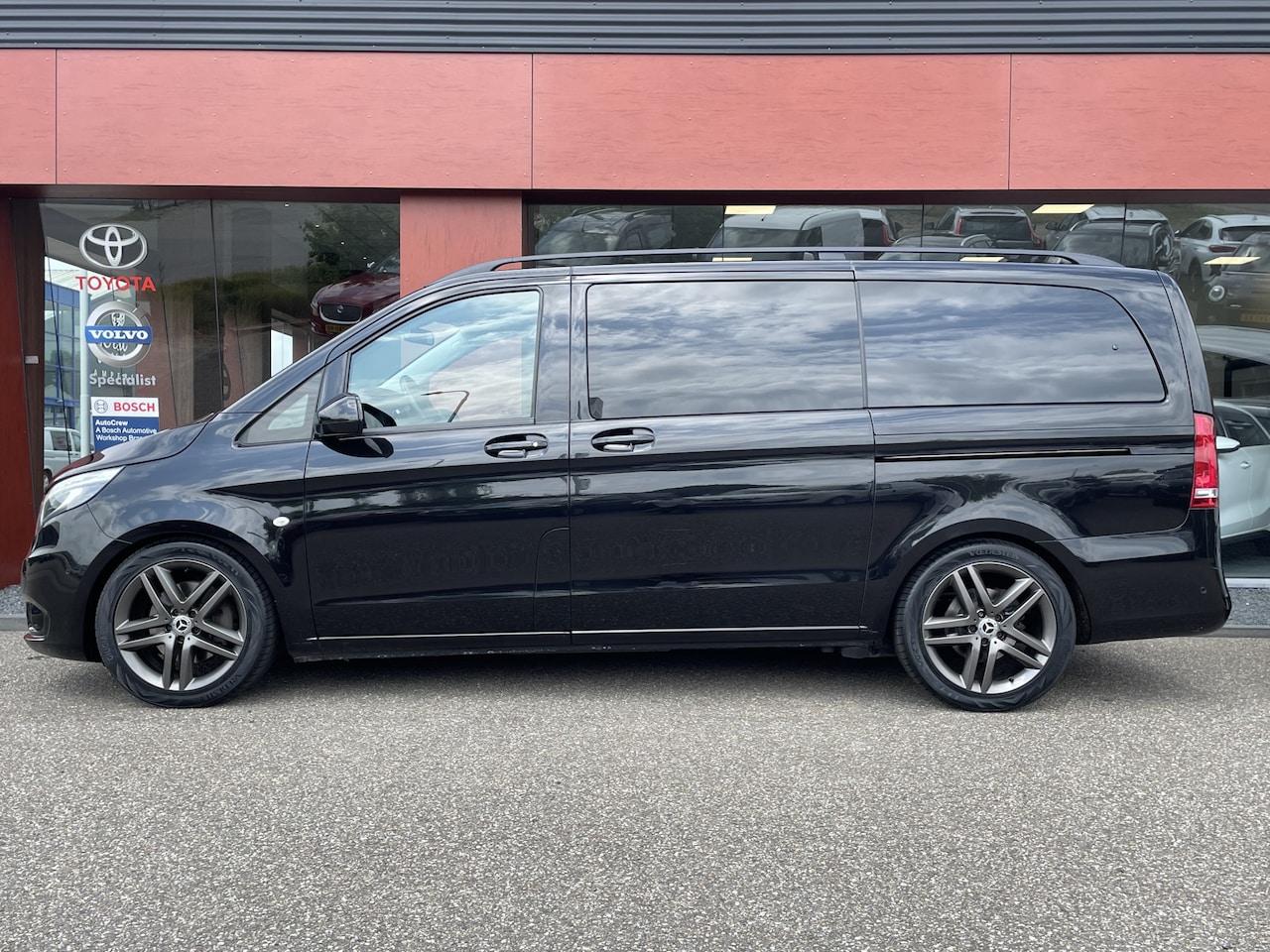 Mercedes-Benz Vito Tourer - 250CDI 190pk Lang AUT. 8 pers LEER | LED | 19'' | TREKHAAK | VOL! - AutoWereld.nl