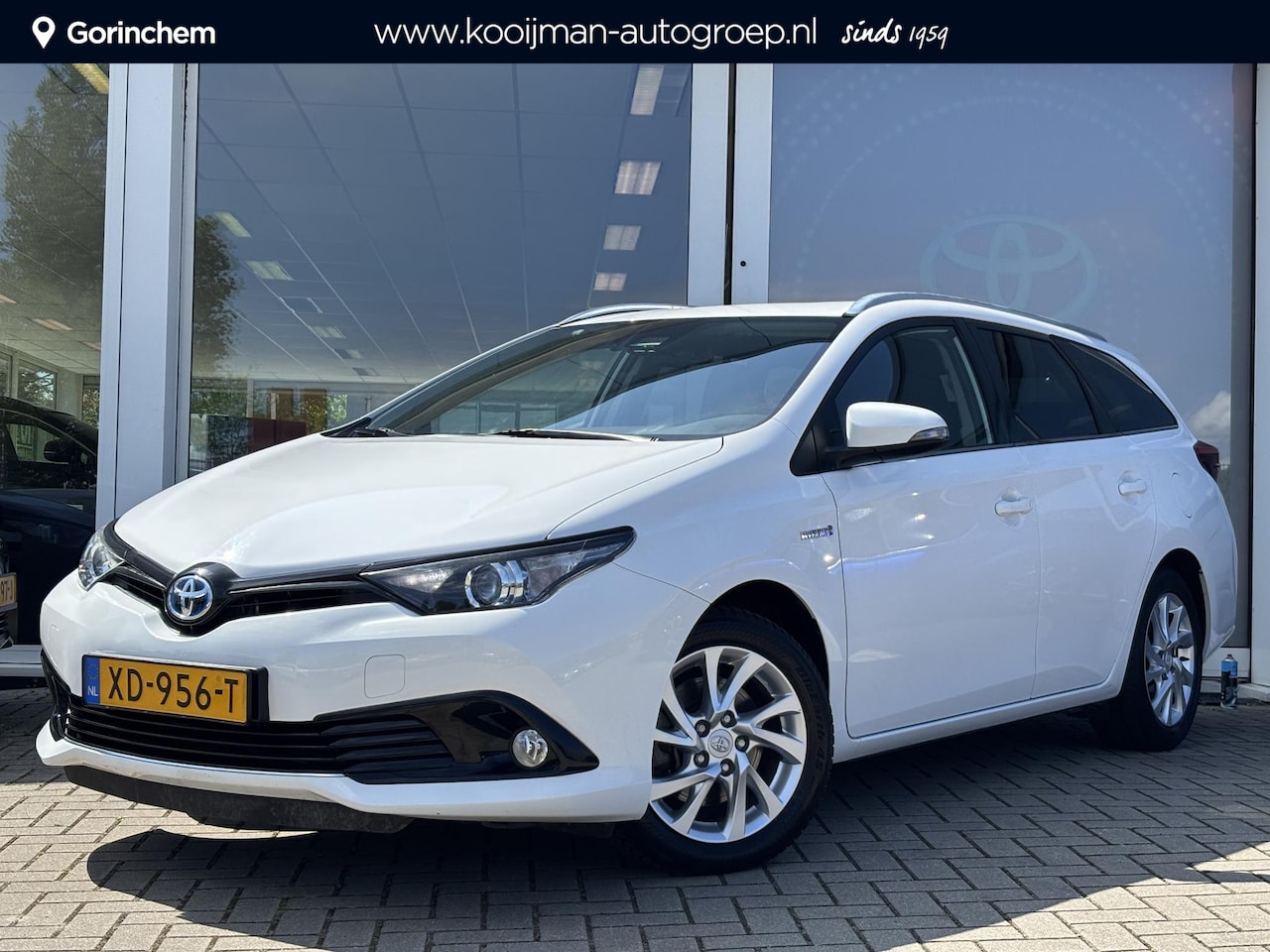 Toyota Auris Touring Sports - 1.8 Hybrid Energy Plus | 1e Eigenaar | NIEUW GELEVERD & ONDERHOUDEN | Trekhaak | Navigatie - AutoWereld.nl