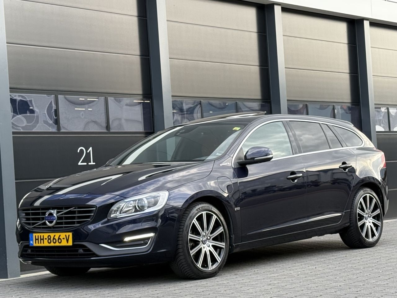 Volvo V60 - V-60 2.4 D6 Twin Engine Summum Camera Euro-6 - AutoWereld.nl