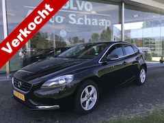 Volvo V40 - 2.0 D3 Momentum Automaat | Rijklaar incl garantie | Panoramadak Leer Stoelverwarming Camer